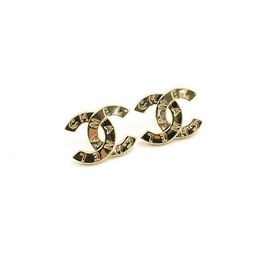 Обновленная модель сережек Chanel Small CC из латуни