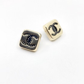 Новейшие серьги Chanel с двойным C из золота и черного цвета. Изг