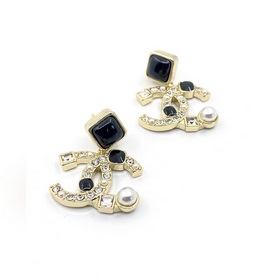 Chanel Новейшие серьги-гвоздики с черно-белыми жемчужинами] Изго
