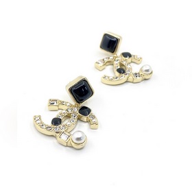 Chanel Новейшие серьги-гвоздики с черно-белыми жемчужинами] Изго