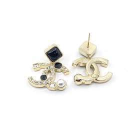 Chanel Новейшие серьги-гвоздики с черно-белыми жемчужинами] Изго