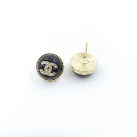 Новейшие серьги Chanel в черно-белом цвете с круглыми бусинами, и