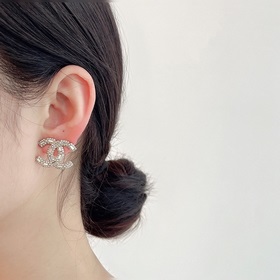 Новейшие серьги Chanel с маленькими квадратными бриллиантами. Изг
