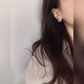 CHANEL маленькие квадратные серьги с жемчужиной и двойным C, высо