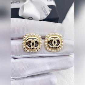 CHANEL маленькие квадратные серьги с жемчужиной и двойным C, высо