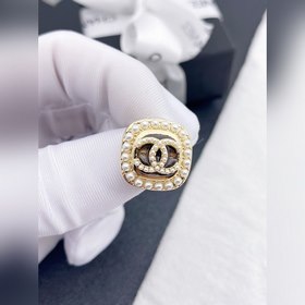 CHANEL маленькие квадратные серьги с жемчужиной и двойным C, высо
