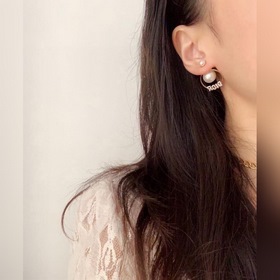 Небольшие серьги CHANEL с жемчужинами спереди сзади, элегантный и