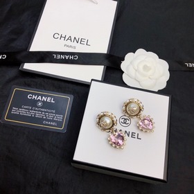 CHANEL Оригинальные серьги-гвоздики с жемчугом от Chanel. Выбери