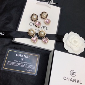CHANEL Оригинальные серьги-гвоздики с жемчугом от Chanel. Выбери