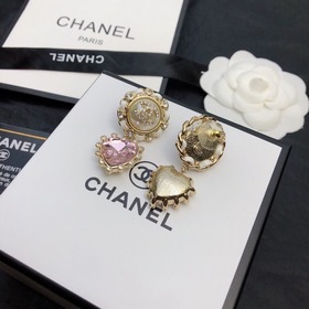 CHANEL Оригинальные серьги-гвоздики с жемчугом от Chanel. Выбери