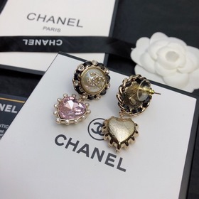 CHANEL Оригинальные серьги-гвоздики с жемчугом от Chanel. Выбери