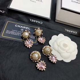 CHANEL Оригинальные серьги-гвоздики с жемчугом от Chanel. Выбери