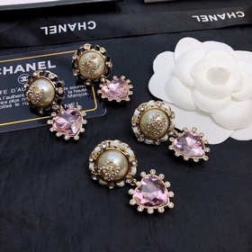 CHANEL Оригинальные серьги-гвоздики с жемчугом от Chanel. Выбери
