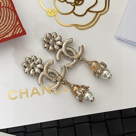 Chanel подержанные серьги с двойным C. Модели Chanel не нуждаются
