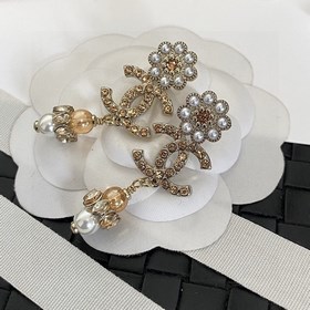 Chanel подержанные серьги с двойным C. Модели Chanel не нуждаются