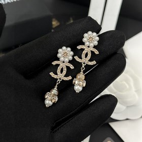 Chanel подержанные серьги с двойным C. Модели Chanel не нуждаются