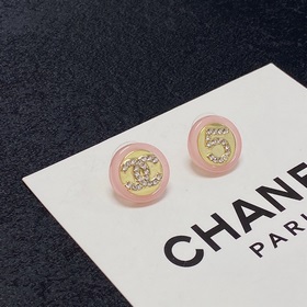 CHANEL Двойные буквы C в сочетании с нежно-розовыми серьгами-гвоз