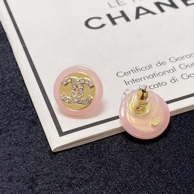 CHANEL Двойные буквы C в сочетании с нежно-розовыми серьгами-гвоз