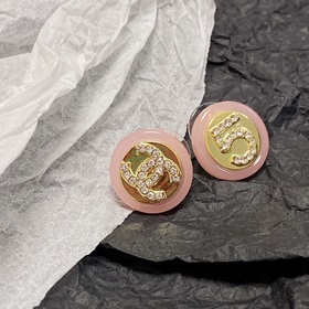 CHANEL Двойные буквы C в сочетании с нежно-розовыми серьгами-гвоз