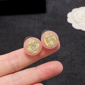 CHANEL Двойные буквы C в сочетании с нежно-розовыми серьгами-гвоз