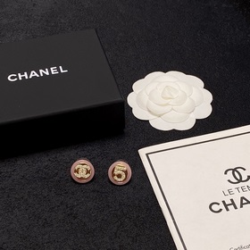 CHANEL Двойные буквы C в сочетании с нежно-розовыми серьгами-гвоз