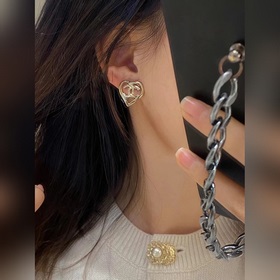 Серьги-гвоздики «Chan* сердечком» — обязательный аксессуар каждог
