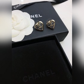 Серьги-гвоздики «Chan* сердечком» — обязательный аксессуар каждог