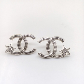 Новейшие серьги Chanel в форме пятиконечной звезды из светло-золо