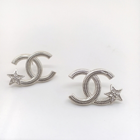 Новейшие серьги Chanel в форме пятиконечной звезды из светло-золо