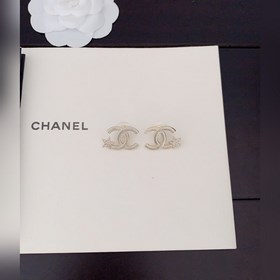 Новейшие серьги Chanel в форме пятиконечной звезды из светло-золо