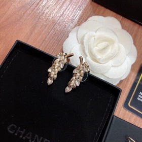 Chanel Новые серьги-зажимы Chanel Серьги-гвоздики, подлинные, ст