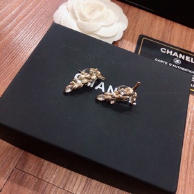 Chanel Новые серьги-зажимы Chanel Серьги-гвоздики, подлинные, ст
