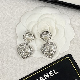 Код E2328 0267825 Популярные серьги Chanel. Новинка. CHAN 23 Серь