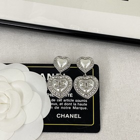 Код E2328 0267825 Популярные серьги Chanel. Новинка. CHAN 23 Серь