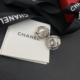 Мне очень нравится этот дизайн Chanel. Серьги-гвоздики с камелиям