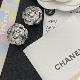 Мне очень нравится этот дизайн Chanel. Серьги-гвоздики с камелиям