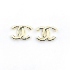 Новейшие серьги Chanel с двойной буквой C. Изготовлены из латуни.