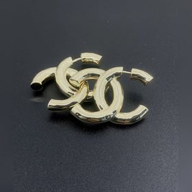 Новейшие серьги Chanel с двойной буквой C. Изготовлены из латуни.