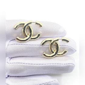 Новейшие серьги Chanel с двойной буквой C. Изготовлены из латуни.