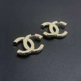 Новейшие серьги Chanel с двойной буквой C. Изготовлены из латуни.