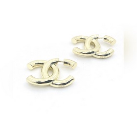 Новейшие серьги Chanel с двойной буквой C. Изготовлены из латуни.