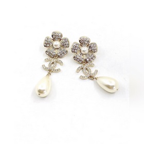 Новейшие серьги-гвоздики Chanel с цветочками. Изготовлены из лату
