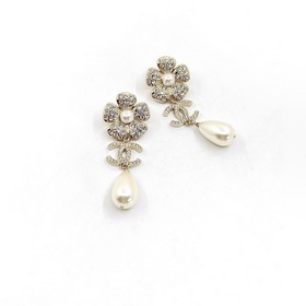 Новейшие серьги-гвоздики Chanel с цветочками. Изготовлены из лату
