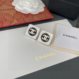 Chanel подержанные серьги с двойным C. Модели Chanel не нуждаются