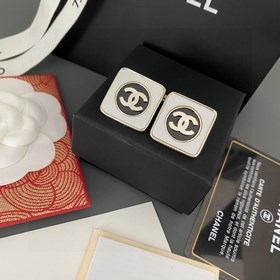 Chanel подержанные серьги с двойным C. Модели Chanel не нуждаются