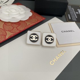 Chanel подержанные серьги с двойным C. Модели Chanel не нуждаются