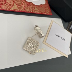 Chanel подержанные серьги с двойным C. Модели Chanel не нуждаются