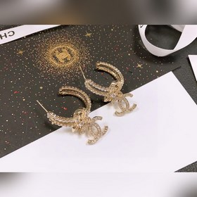 Chanel подержанные серьги-гвоздики с буквами. Модели Chanel не ну