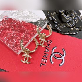 Chanel подержанные серьги-гвоздики с буквами. Модели Chanel не ну