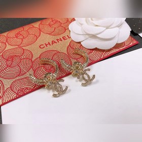 Chanel подержанные серьги-гвоздики с буквами. Модели Chanel не ну